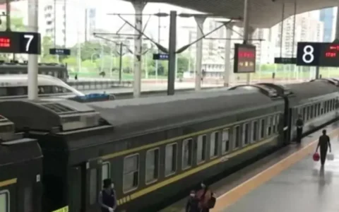 卧铺挂帘子后续：当事人发声，老人人设崩塌，专家出馊主意惹争议