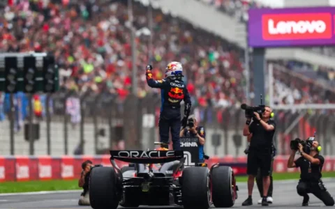风驰电掣的F1赛场，有人当了五十年幕后英雄